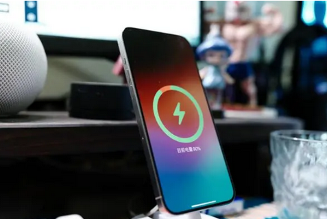 崇仁苹果15换屏服务分享用什么充电器给iPhone15充电更好 